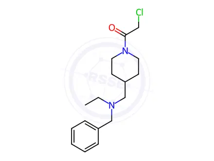 Chemical structure of 1-(4-((Benzyl(ethyl)amino)methyl)piperidin-1-yl)-2-chloroethanone
