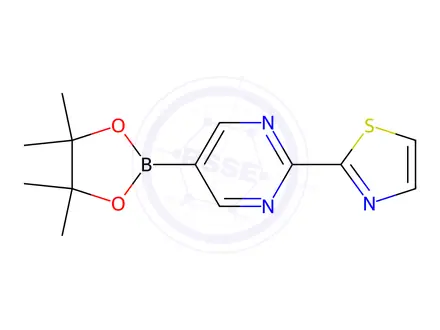 Chemical structure of 2-(5-(4,4,5,5-Tetramethyl-1,3,2-dioxaborolan-2-yl)pyrimidin-2-yl)thiazole