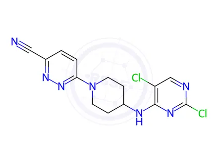 Chemical structure of 6-(4-((2,5-Dichloropyrimidin-4-yl)amino)piperidin-1-yl)pyridazine-3-carbonitrile